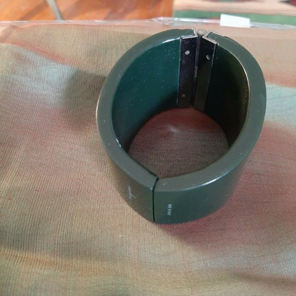 Vintage signed Ferragamo drk GREEN plastic hinged cuff bracelet 1 3/4" wide RARE - Picture 2 of 4